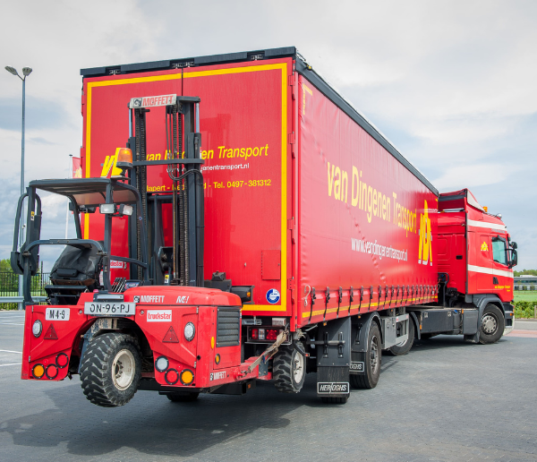 Mitnahmestaplertransport Fuhrpark von VDT Rückseite des Mitnahmestaplertransports von VDT