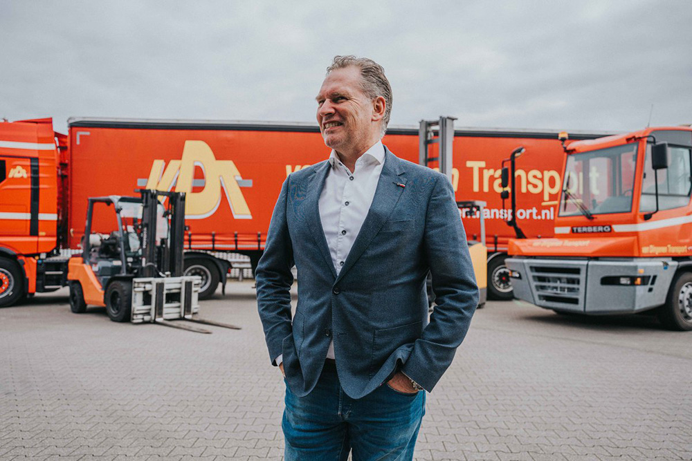Van Dingenen Transport und Logistik Gründer Jan Van Dingenen Transport im LKW