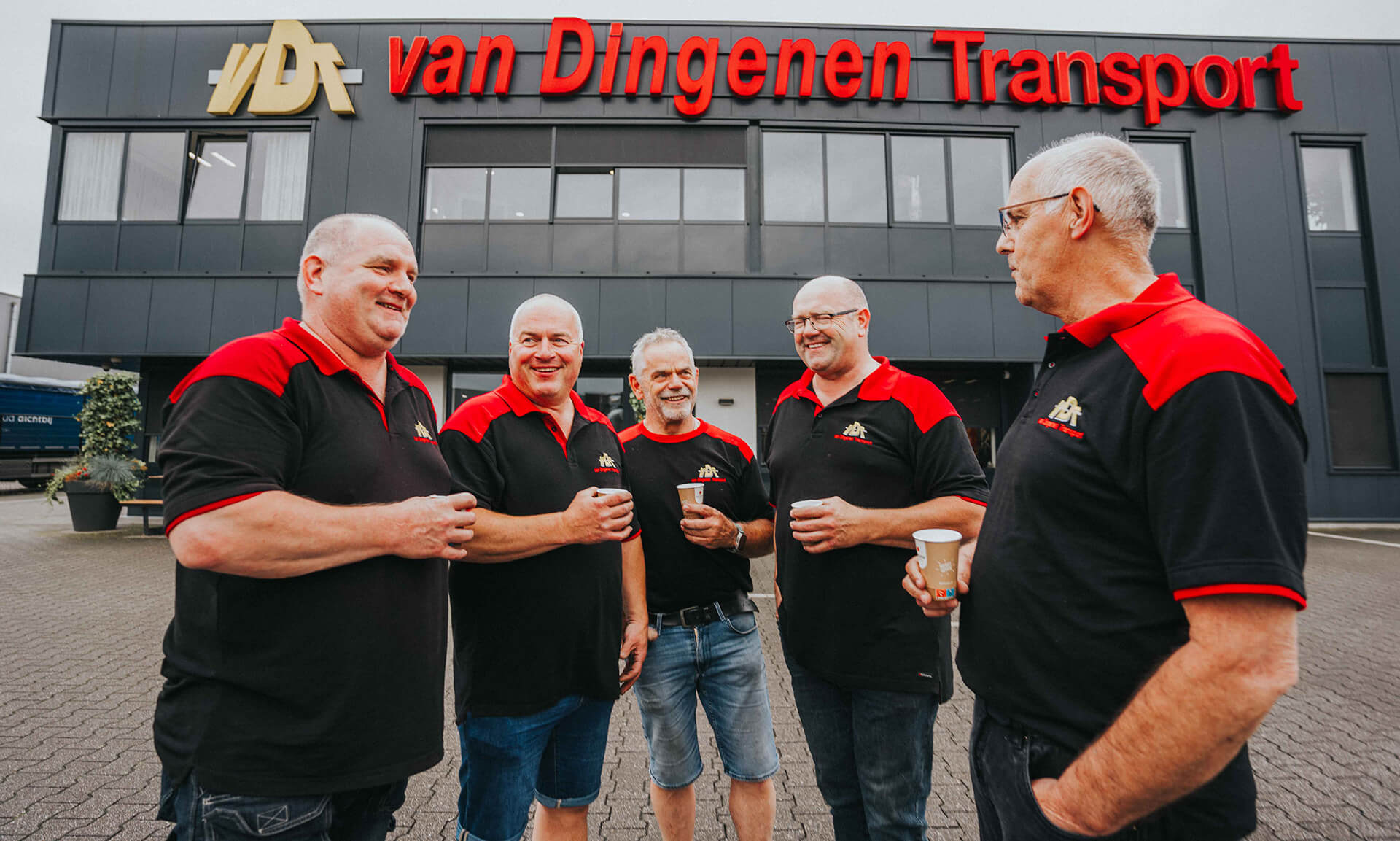 Van Dingenen Transport - Mitarbeiter Gründer Jan Van Dingenen Transport im LKW