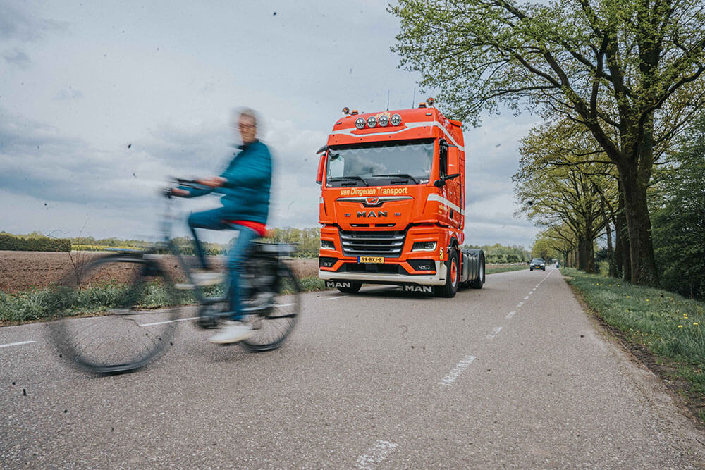 Fahrräder vor einem Lastkraftwagen