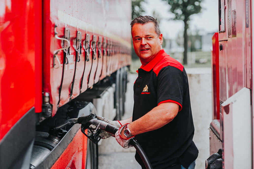 Mann betankt den Lastkraftwagen