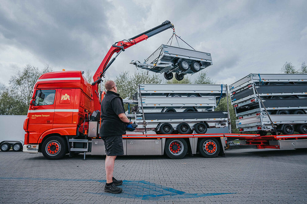 Mitarbeiter hebt Anhänger vom Anhänger