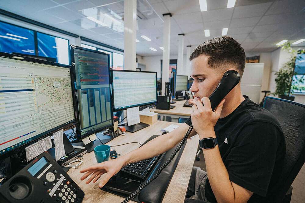 Mitarbeiter im Büro beim Telefonieren