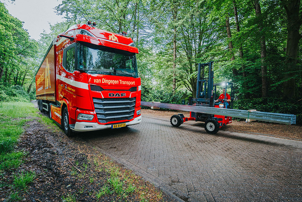 stilstaande vrachtwagen met rijdende kooiaap