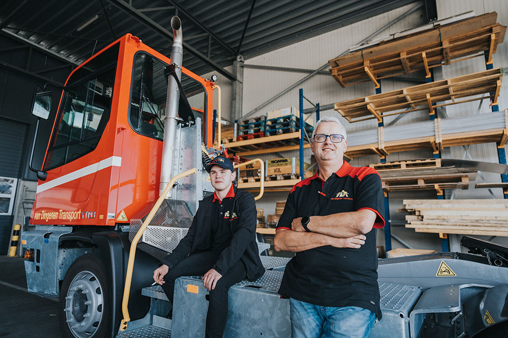 twee mannen op vrachtwagen in magazijn