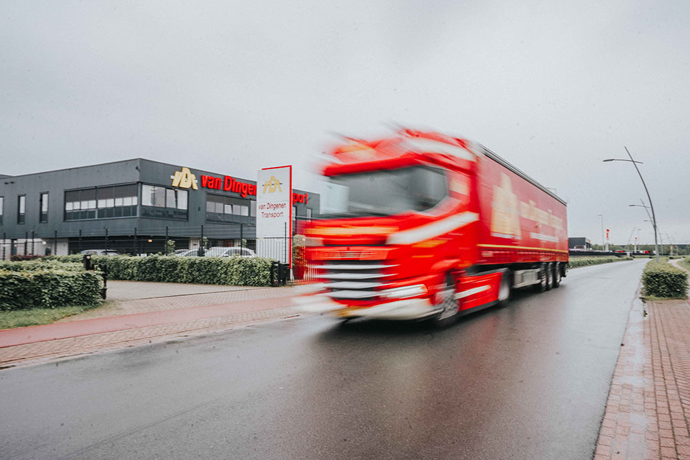 Lkw fährt vom eigenen Grundstück weg