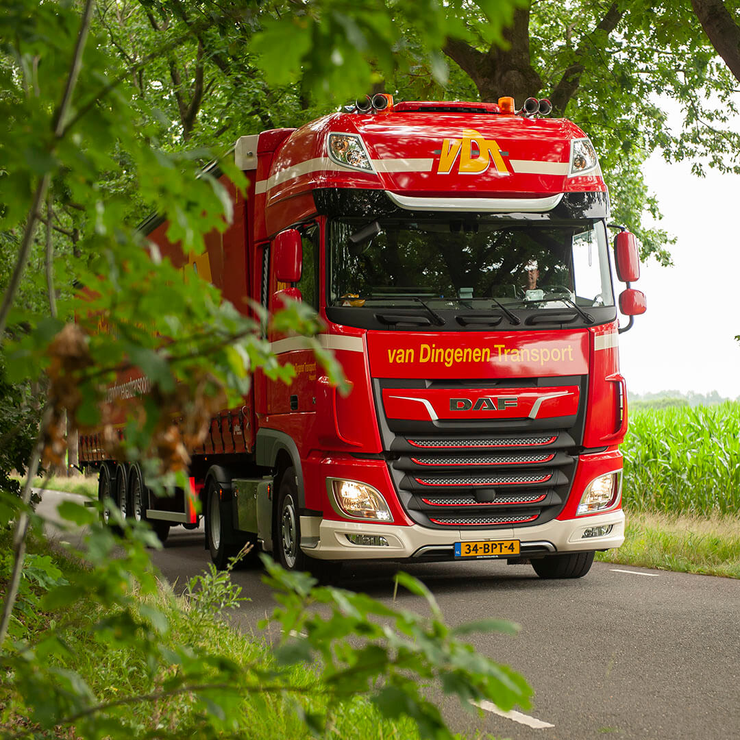 0117_VanDingenDoorAngeliqueLemmens Vergleichsbild des Fuhrparks von VDT vor 85 Jahren im Vergleich zu 2022