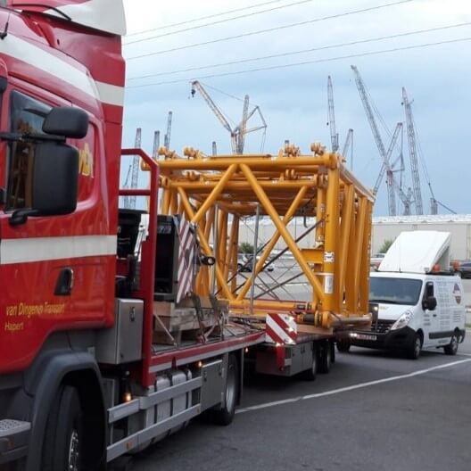 Index1 Bild eines Mitarbeiters von Van Dingenen Transport neben seinem Lastkraftwagen